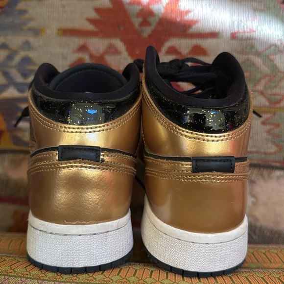 Kid's Black and Gold Air Jordan 1 Mid SE Big Kids 4Y - Picture 6 of 9